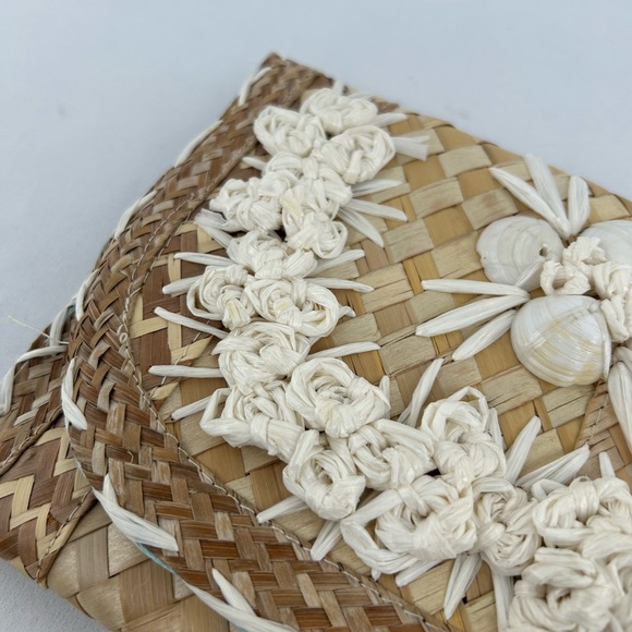 Vintage Wicker Clutch with Shell Decoration - Picture 7 of 8